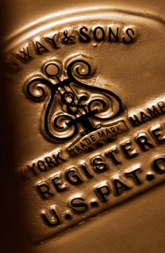 Steinway-Embleum mit Lyraa und Aufschrift: Steinway & Sons, New York –Trade Marks, Hamburg, Registered, U.S Patent. Off.