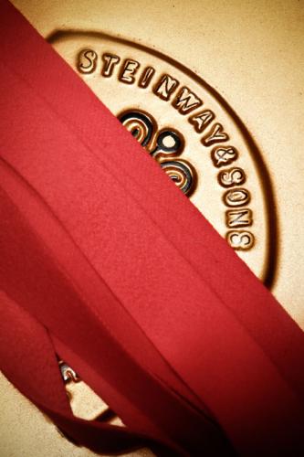 Steinway & Sons Gussplatte mit rotem Filz